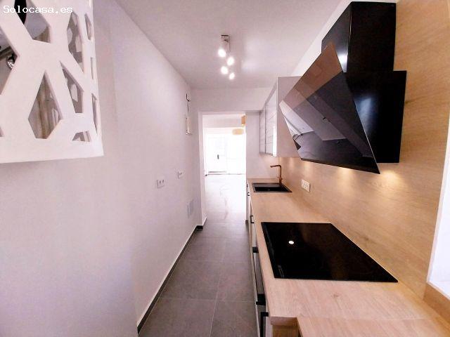Apartamento de tres dormitorios y dos baños ubicado al lado de la playa, en segunda línea, con estup