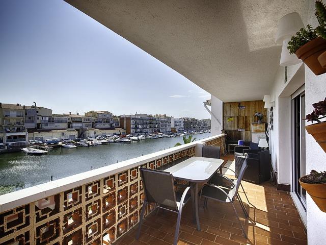 Apartamento de tres dormitorios y parking privado 127m² Empuriabrava