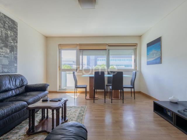 Apartamento de três quartos próximo a Lagoas Park – Porto Salvo