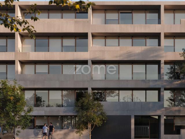Apartamento de um quarto e vaga de estacionamento em Monte dos Burgos