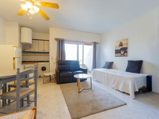 Apartamento de un dormitorio orientado al sur con vistas parciales al mar y fantástico potencial de reforma en la codiciada zona de Villamartín