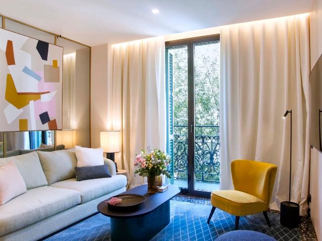 Apartamento de una habitación con servicios y balcón en el distrito del Eixample de Barcelona