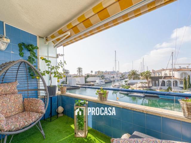 Apartamento de alto standing con magníficas vistas a los can. 84m² Empuriabrava