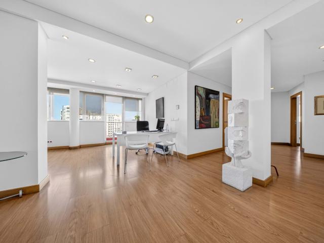 Apartamento de cobertura de 4 quartos com varanda e vista urbana Alvalade