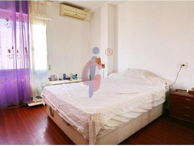¡Apartamento de cuatro dormitorios y garaje en venta para reformar en Guardamar del Segura!