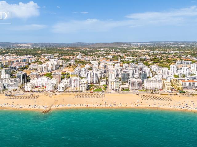 Apartamento de dois quartos com casa de banho privada, varanda e vista para o mar em Quarteira