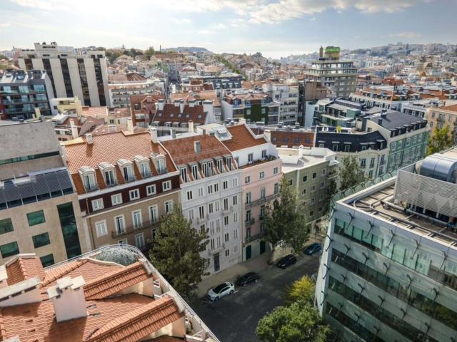 Apartamento de dois quartos com varanda e garagem no Edifício Sousa Martins I Lisboa