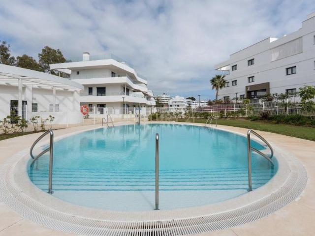 Apartamento de dos dormitorios con amplia terraza y vistas al mar en One80, Estepona
