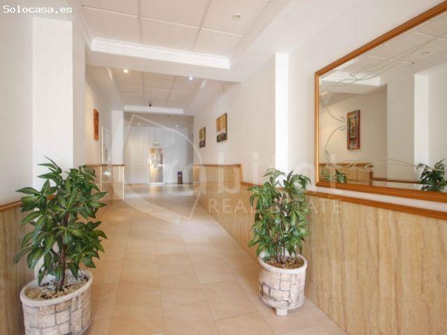 Apartamento de dos dormitorios con solárium y piscina comunitarios a la venta en