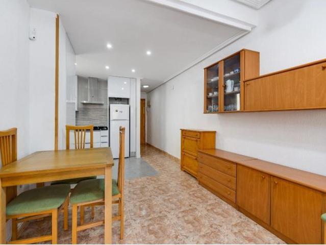 Apartamento de dos dormitorios a escasos 150 metros de la playa del cura, en torrevieja