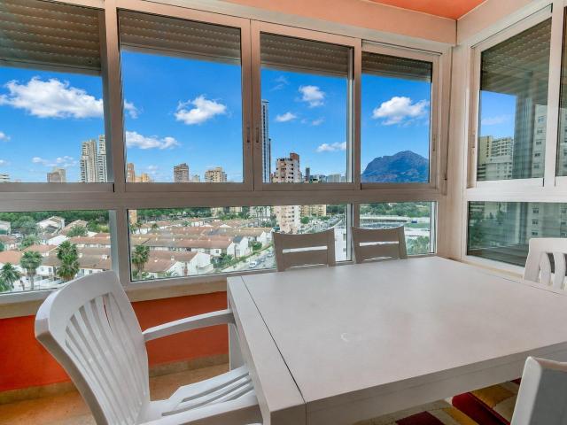 Apartamento de dos dormitorios, dos baños, garaje y piscina comunitaria en Rincón de Loix bajo