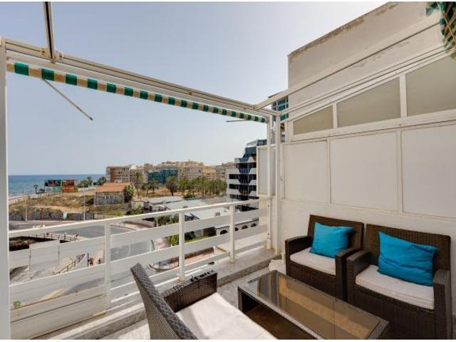 Apartamento de dos dormitorios, en primera línea, con fantásticas vistas al mar
