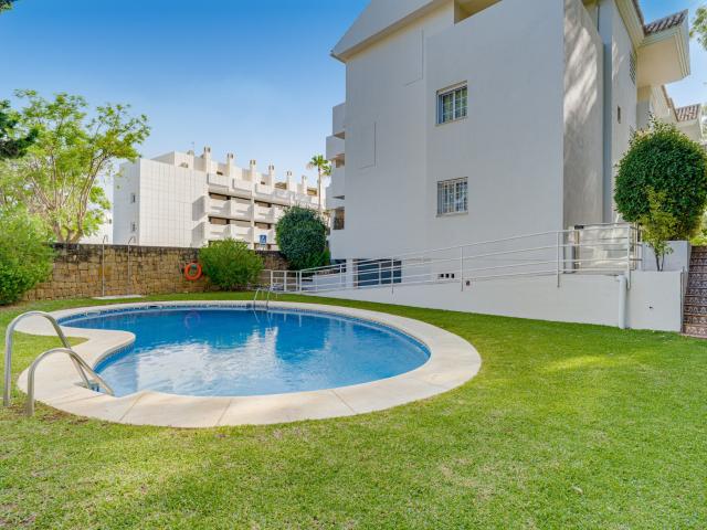 Apartamento de dos dormitorios, planta baja, situado en la e. 115m² Marbella