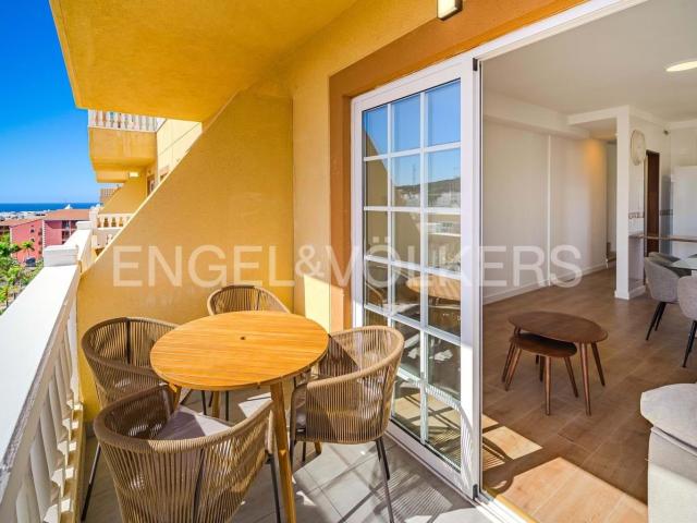 Apartamento de esquina con 3 habitaciones y amplia terraza 151m² Arona