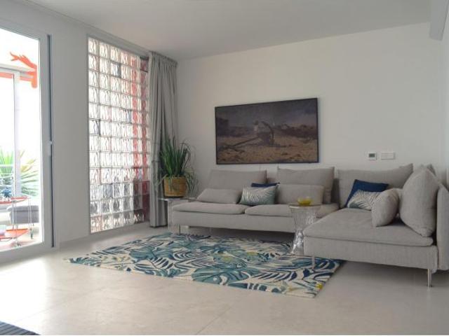 Apartamento de esquina totalmente reformado de 2 dormitorios en primera linea del Albir con piscina