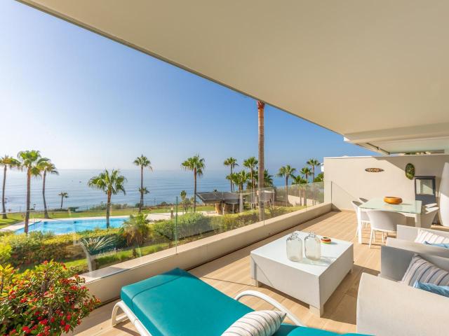 Apartamento de estilo moderno localizado en primera línea de. 105m² Estepona