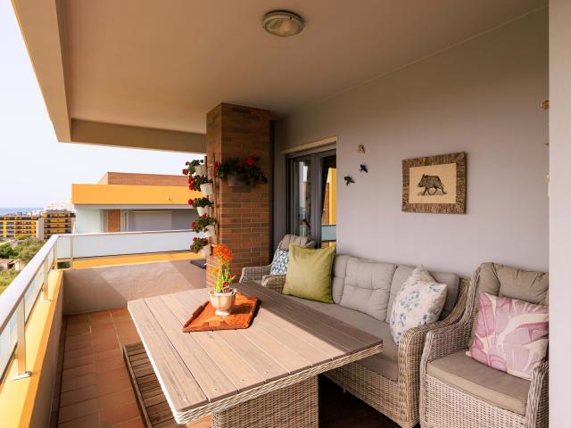 Apartamento de gaveto com terraço e piscina com vista mar, numa localização soalheira em Quarteira!