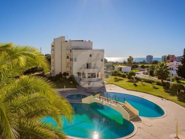 Apartamento de investimento de qualidade, com varanda, piscina, vista para o mar e localização privilegiada em Alvor Algarve!