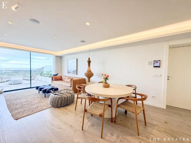 Apartamento de lujo de tres dormitorios en primera línea de. 193m² Dénia
