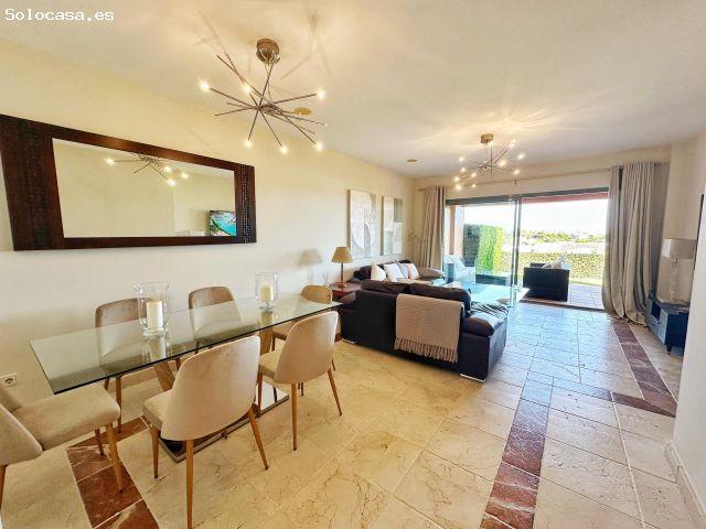 Apartamento de lujo en alquiler en Benatalaya, Atalaya – Estepona | Terraza, jardín y vistas al mar