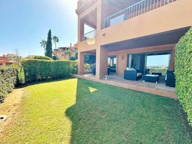 Apartamento de lujo en alquiler en Benatalaya, Atalaya – Estepona | Terraza, jardín y vistas al mar y la montaña