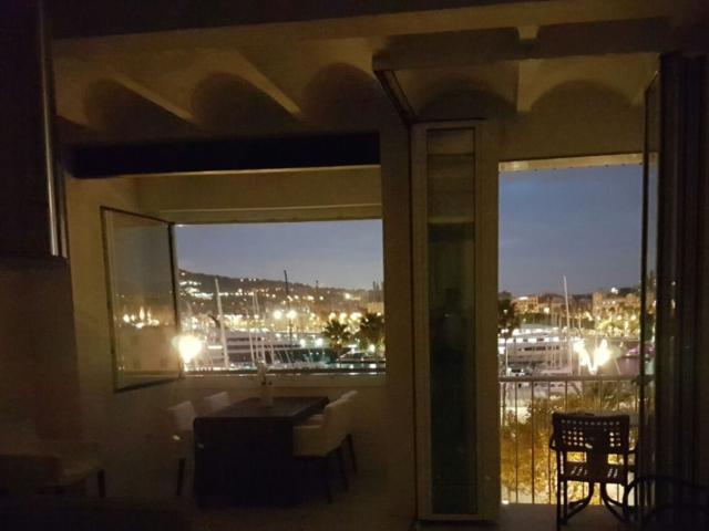 Apartamento de lujo recién renovado con vistas a los yates. 101m² Barcelona