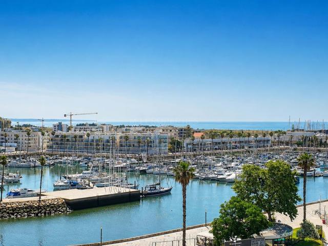 Apartamento de Luxo com 3 Quartos em Lagos com Vista para a Marina
