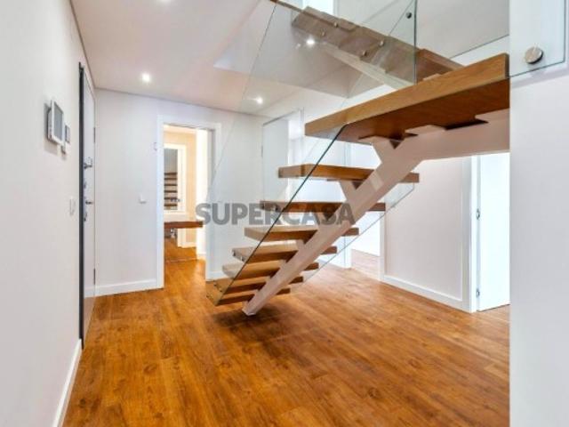 Apartamento de Luxo Penthouse T3+2 com Piscina, Varandas, Arrecadação e 4 Boxes, no Montijo