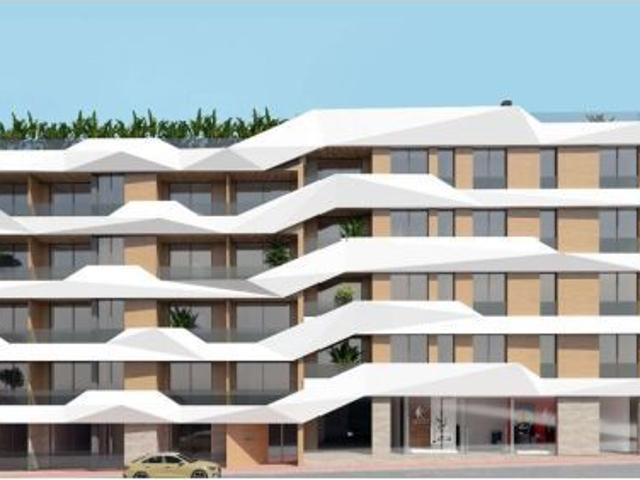 Apartamento de obra nueva, con 3 dormitorios, en venta en edificio con piscina en la Avenida de Cerv