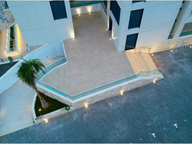Apartamento de obra nueva en exclusiva urbanización en primera línea de playa