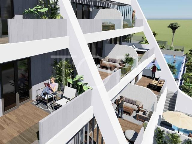 Apartamento de planta baja con dos dormitorios y terraza muy amplia en primera línea del campo de Amarilla Golf