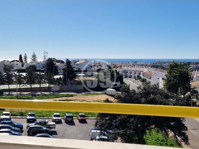Apartamento duplex com 2 quartos inserido num condomínio na zona de Montechoro e com vista mar