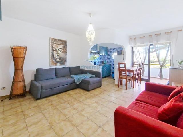Apartamento duplex com 2 quartos inserido num condomínio na zona de Montechoro e com vista mar