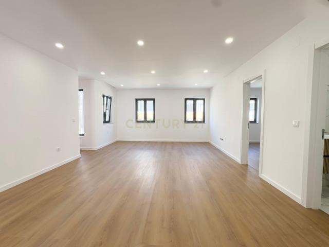 Apartamento duplex com 5 assoalhadas, acabamentos de charme na Cova da Piedade