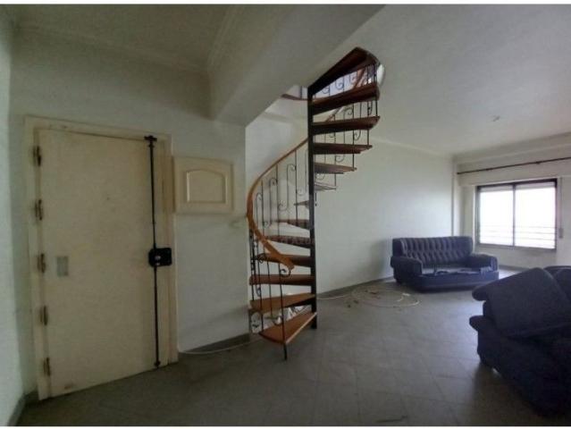 Apartamento Duplex de 4 assoalhadas, localizado na Costa de Caparica