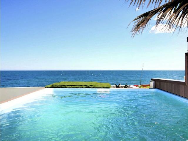 Apartamento dúplex de cuatro dormitorios en primera línea de. 152m² Estepona