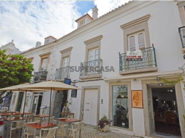 Apartamento duplex de dois quartos com varanda e lugar de estacionamento subterrâneo