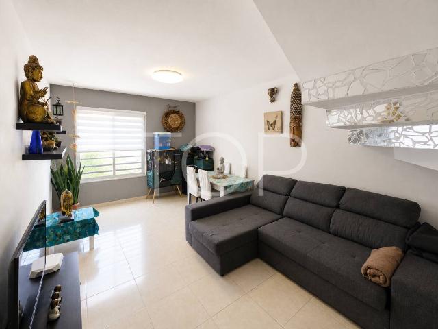 Apartamento dúplex de dos dormitorios con balcón en Adeje Ca. 77m² Adeje