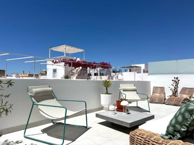Apartamento T3 em duplex com rooftop, vista mar, piscina e garagem no centro histórico de Olhão, Portugal