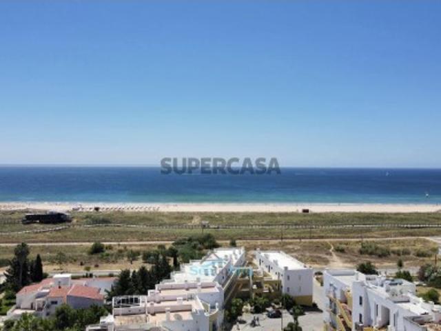 Apartamento Duplex Espaçoso Junto à Praia, com Vistas Deslumbrantes sobre o Mar e Terraço Privado No Último Piso