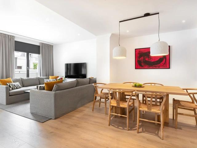 Apartamento dúplex excepcional con amplios servicios privados de terraza y conserjería