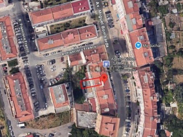Apartamento duplex invertido em Queluz com quatro assoalhadas, terraço e logradouro
