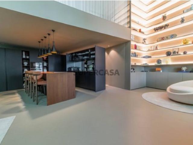 Apartamento duplex nos pisos 1 e 2, com 182,7 m² de área bruta privativa, 2 lugares de garagem, localizado no edifício da antiga assembleia da granja, em Gaia, Porto