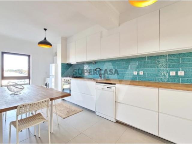 Apartamento T3+1Duplex, parcialmente remodelado cozinha e wc no Centro de Esgueira com garagem fechada