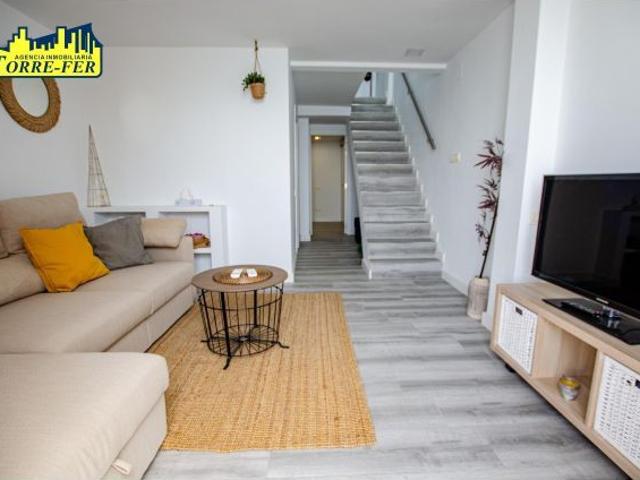 ¡Apartamento dúplex reformado y amueblado en alquiler de temporada con vistas al mar en Castell del