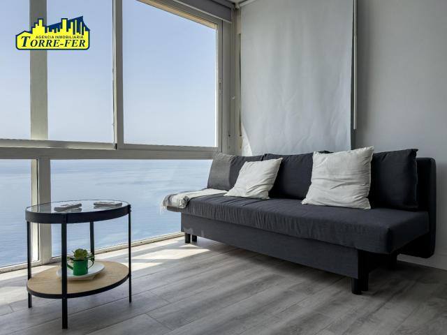 ¡Apartamento dúplex reformado y amueblado en alquiler de temporada con vistas al mar en Castell del Rey!