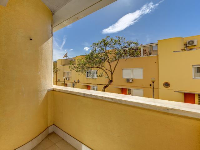 Apartamento Duplex Remodelado no Restelo com Varanda e Estacionamento Exterior