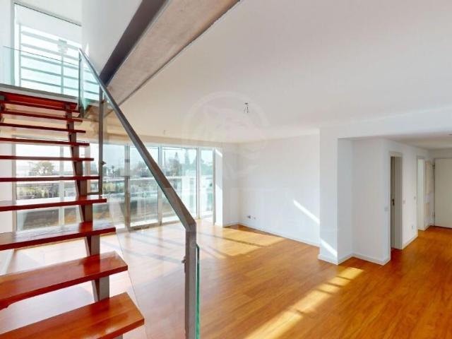 Apartamento Duplex T2 c/ Box e Piscina em Algés