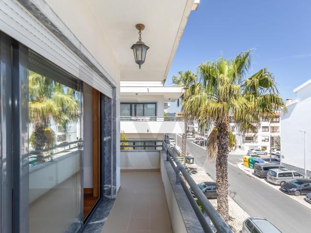 Apartamento Duplex T3 com 3 Suites, 246 m², 6 Varandas e Garagem para 3 Viaturas | Cascais