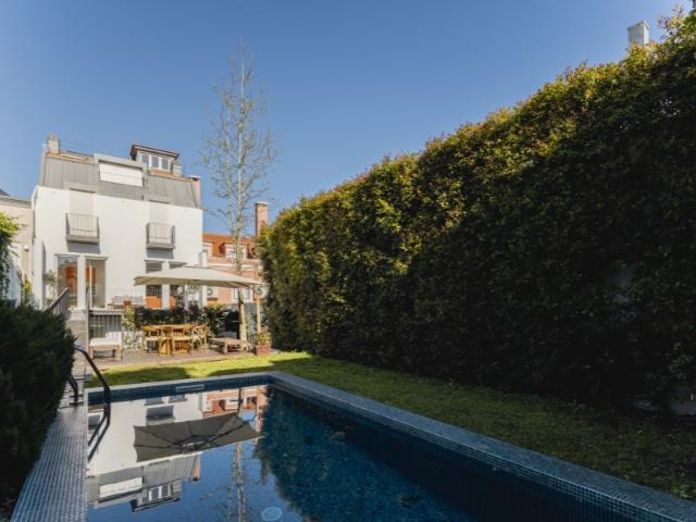 Apartamento duplex T4+1 com jardim e piscina na Lapa